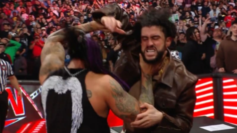 Bad Bunny arma 'pelea' con Dominik Mysterio y Damian Priest en la WWE