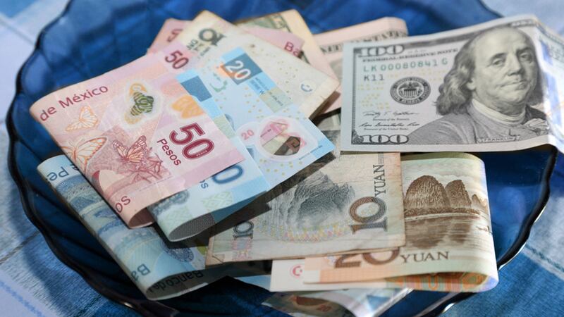 Dólar le ‘da la mano’ al peso, mientras éste descansa por las fiestas patrias