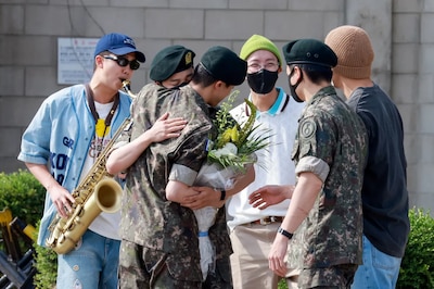 Jin sale del servicio militar en Corea del Sur.