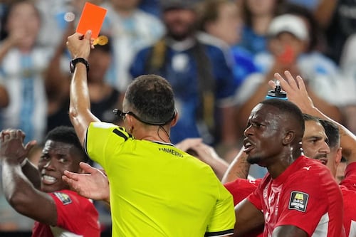 ¿Sí le ayudaron a Argentina? Suizo Breel Embolo no debió ser expulsado en partido de cuartos del Mundial