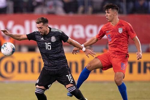 Héctor Herrera obsequia boletos a aficionados que fueron 'ignorados' afuera de hotel