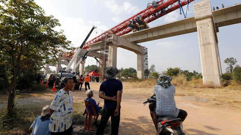 FOTOS: Grúa cae sobre tren de pasajeros y deja al menos 32 muertos en ruta de Tailandia a China
