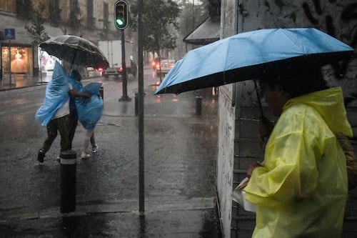 ‘Una ópera bajo la lluvia’: Tormenta en CDMX inunda zona de Bellas Artes, el Centro y paraliza el tren al AIFA