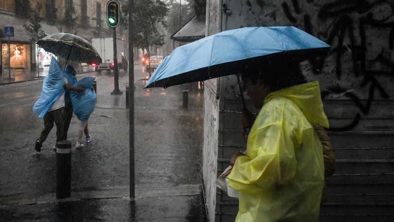 ‘Una ópera bajo la lluvia’: Tormenta en CDMX inunda zona de Bellas Artes, el Centro y paraliza el tren al AIFA