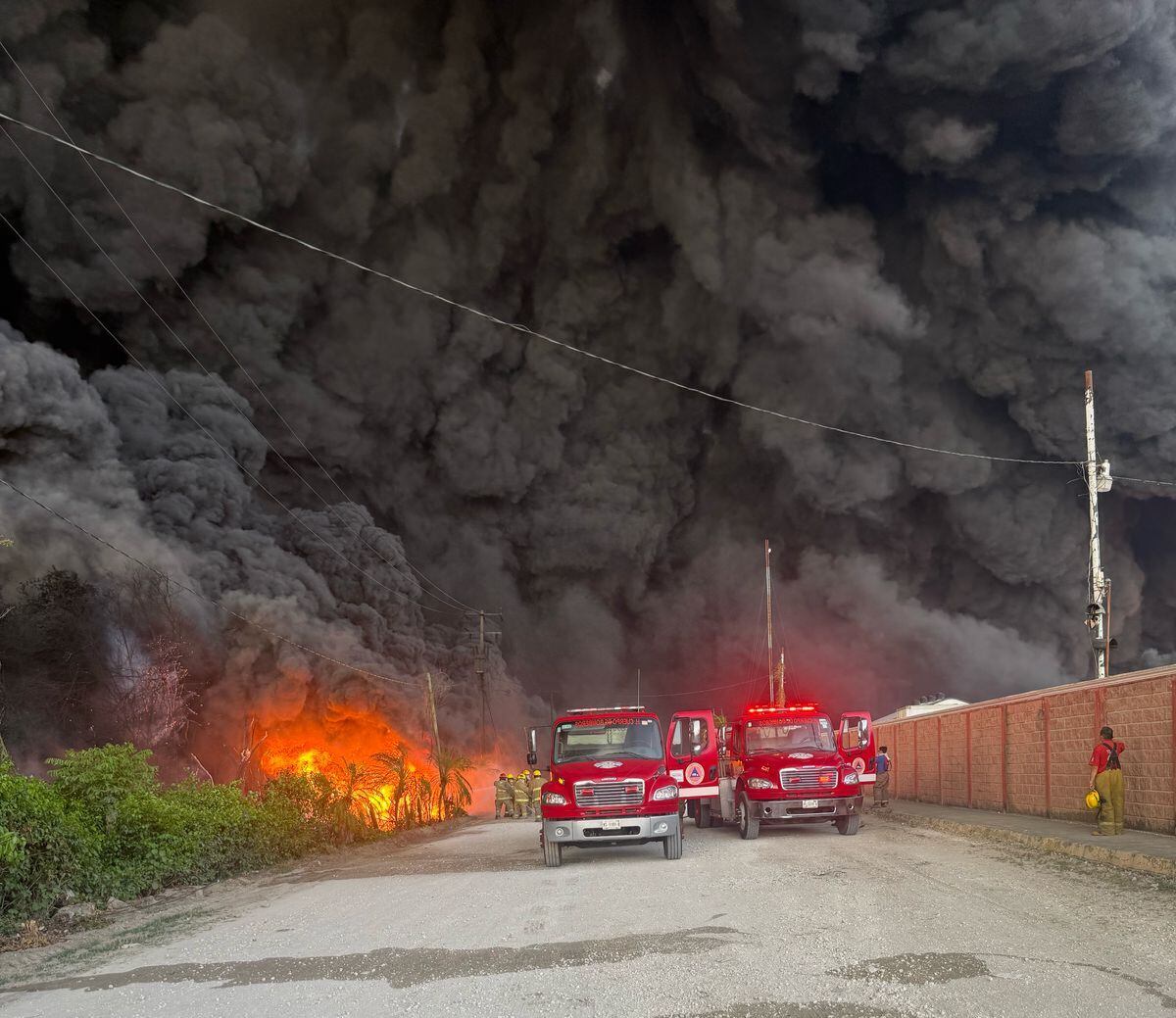 El fuego se suscitó en la ranchería Lázaro Cárdenas Segunda Sección.