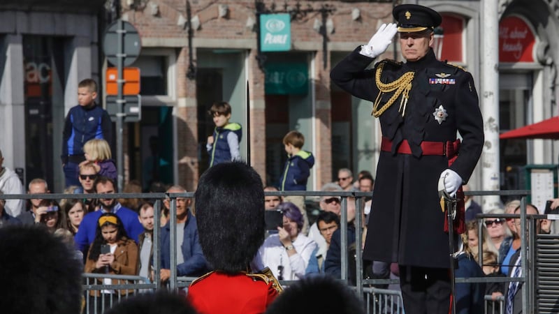 Reina Isabel II se ‘pone brava’: quita a Príncipe Andrés títulos militares y patronatos reales