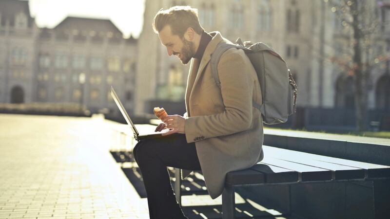 Ir a la oficina para tomar café y echar chisme: Esta es la nueva tendencia en los trabajos