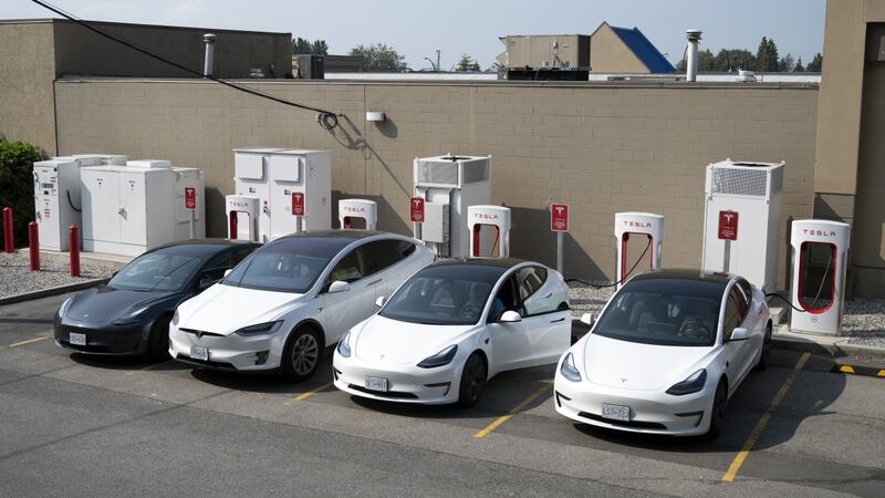 Aranceles de Trump ponen en aprietos a Musk: Tesla dice ‘compren ahora’ antes de alza en precios