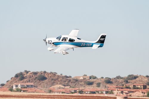 Avioneta se estrella en Inglaterra: Buscan a posible sobreviviente que habría saltado en paracaídas