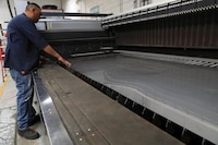 ¿Autos y cervezas más caros? Sube el precio del aluminio por bloqueo en el Estrecho de Ormuz