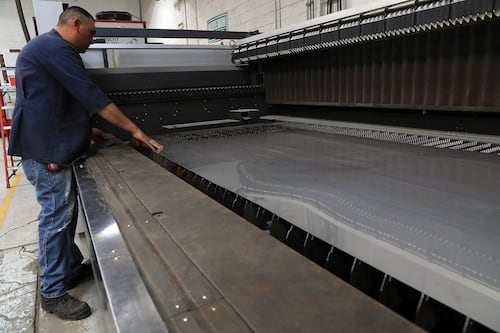 ¿Autos y cervezas más caros? Sube el precio del aluminio por bloqueo en el Estrecho de Ormuz
