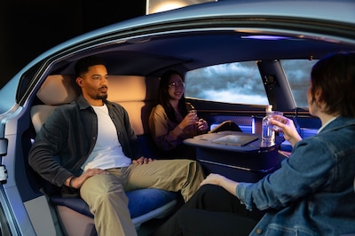 FORVIA Transformer Seat: asiento giratorio para modo autónomo que ajusta soportes laterales automáticamente