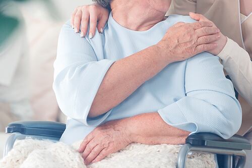 Jennie Stejna, de 103 años, vence al coronavirus y lo celebra con una cerveza