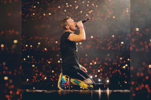Chris Martin detiene concierto de Coldplay: Pide a fans dejar de grabar y disfrutar el show