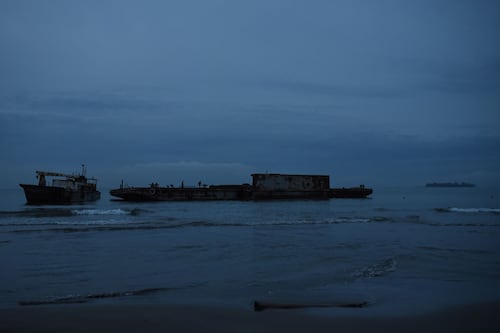 Derrame en playas de Veracruz llega a otros municipios; pescadores reclaman: ‘Está lleno de petróleo’