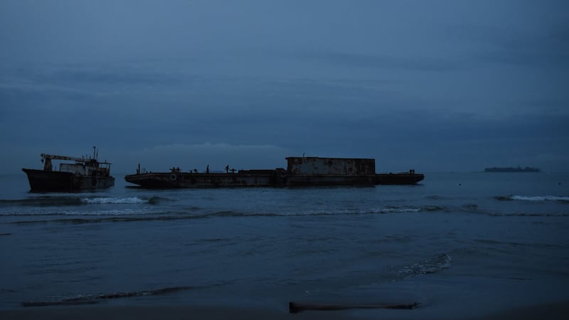 Derrame en playas de Veracruz llega a otros municipios; pescadores reclaman: ‘Está lleno de petróleo’