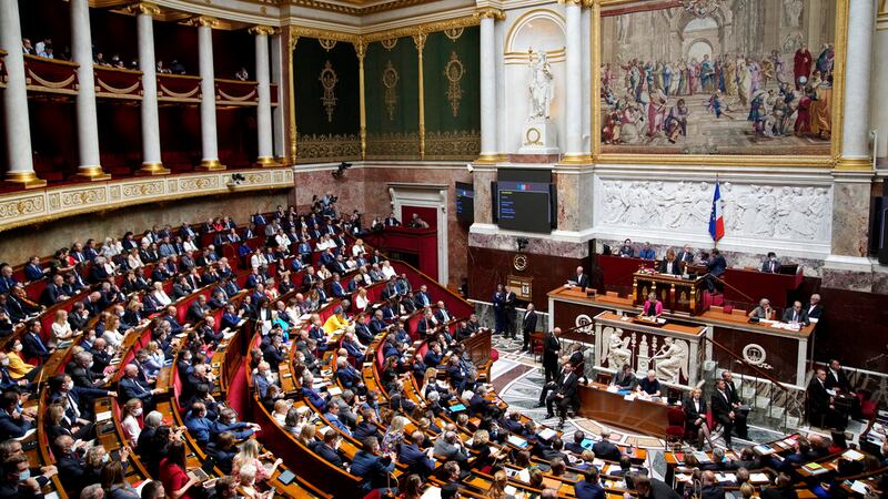 Francia aprueba primero de tres pasos para legalizar el aborto en la Constitución