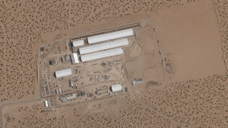 ¿Ejército de EU dio licitación a empresa fantasma? Esto sabemos del escándalo del centro migrante en Texas