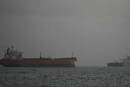 Espían en un ático la ‘flota fantasma’ de Irán: ¿Por qué vigilan sus buques en el estrecho de Singapur?