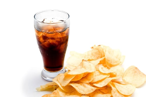 Esto le hace a tu cuerpo beber refrescos y comer frituras