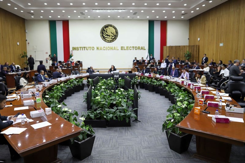 Avanzan 100 en carrera por 3 consejerías del INE; quedan fuera cercano a Taddei y expresidenta del TEPJF