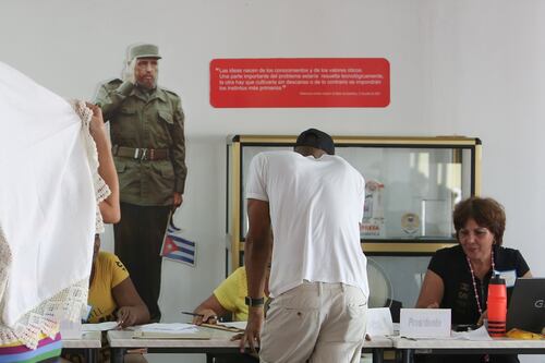 Cubanos aprueban nueva Constitución que remplaza la de la era soviética