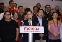 Morena ‘carga’ vs. INE por exigir a AMLO borrar publicaciones de entrega de bastón de mando