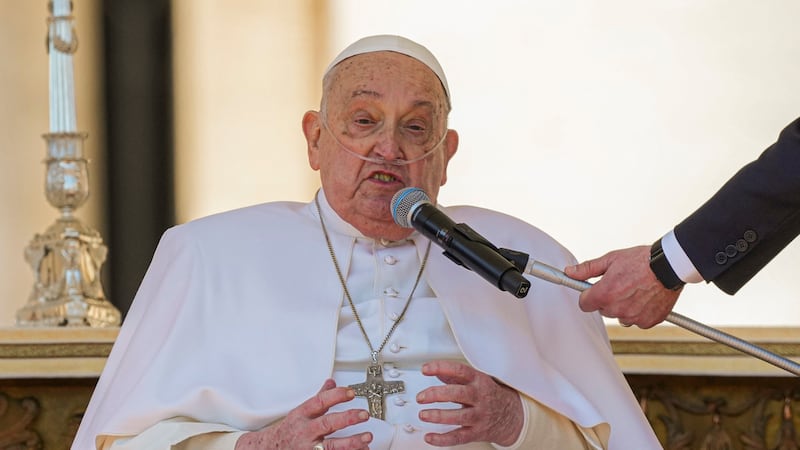 Papa Francisco reaparece por sorpresa en Misa Jubilar para enfermos en la Plaza de San Pedro