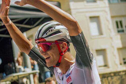 Isaac del Toro arranca su temporada como líder: Mexicano gana Etapa 1 de UAE Tour con dramático sprint