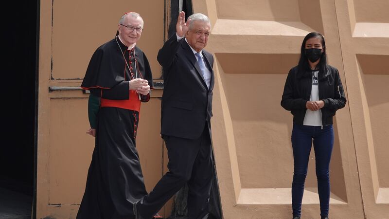 AMLO recorre réplica de la Capilla Sixtina con Pietro Parolin, secretario de Estado del Vaticano