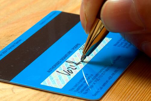 Walmart y otras compañías están desapareciendo las firmas en las tarjetas y esta es la razón