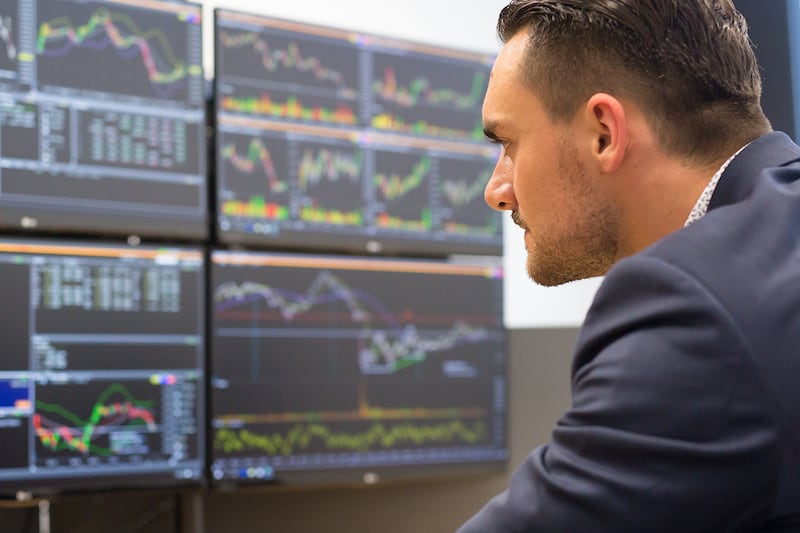 Wall Street abre con pérdidas y con cautela tras repunte en precio del petróleo: ¿Cómo opera HOY?