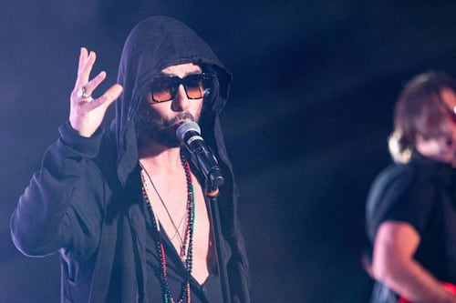 Beto Cuevas canta en la calle tras sismo en CDMX: ‘Ayudó a que la gente se calmara’