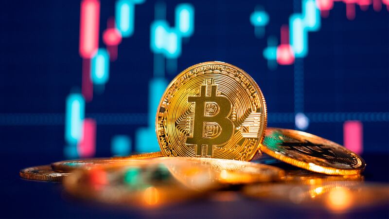 El bitcoin no es moneda legal y bancos no pueden ofrecer al público operaciones con él: Hacienda