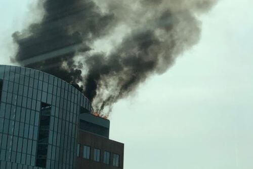 Reportan incendio en rascacielos de Bell en Montreal