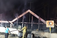 Sujetos incendian restaurante La Cabaña en Acapulco, Guerrero