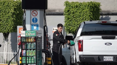 Este 21 de abril, gasolineros y Gobierno acordaron fijar en $28 pesos el litro de diésel (Foto: CAMILA AYALA BENABIB / CUARTOSCURO)