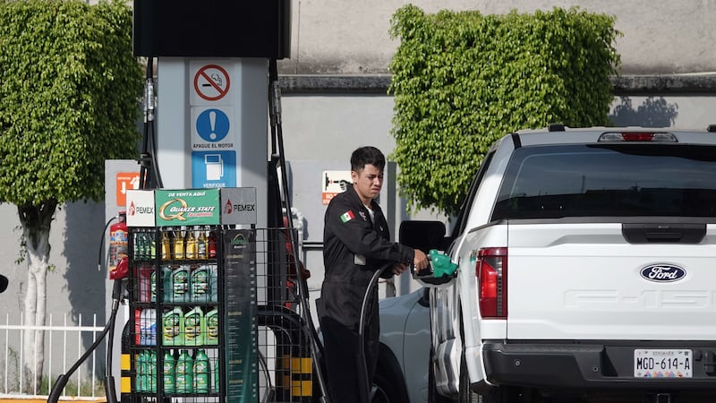 ¡Échele para llevar! Sheinbaum y gasolineros fijan precio del diésel en 28 pesos