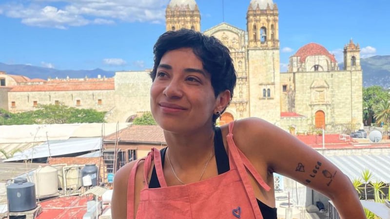 Flor Amargo explica qué es ser ‘no binarie’ usando su piano: ‘Yo decido cómo quiero mi sinfonía’