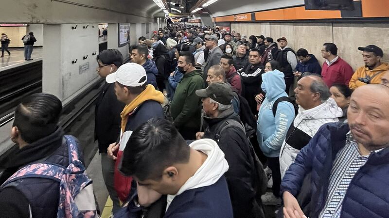 ¿Qué pasa en la Línea 7 del Metro CDMX? Usuarios reportan retrasos de hasta 20 minutos y desalojos