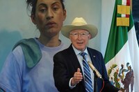 Ken Salazar desmiente ‘pausa’ de relaciones entre México y EU: ‘Nada se ha interrumpido’