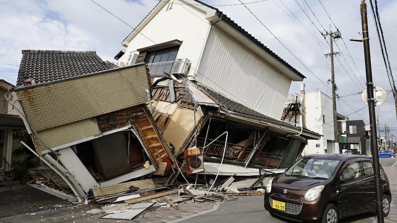 VIDEOS: Terremoto de 7.1 en Japón deja 13 muertos; así colapsó un centro comercial en Kumamoto