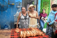 Esthela Damián fortalece trabajo de territorio en Zihuatanejo; transportistas le reiteran su apoyo