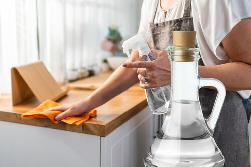 No solo como remedio: ¿Por qué el vinagre también se utiliza para limpiar la casa?