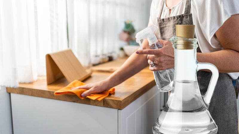 No solo como remedio: ¿Por qué el vinagre también se utiliza para limpiar la casa?