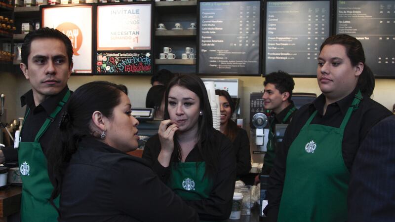 Recorte de jornada laboral en México: Alsea advierte que puede costar hasta 700 mdp