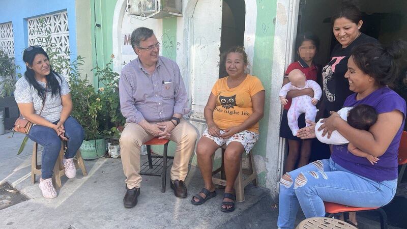 ¿Por qué esta foto podría meter en graves problemas a Marcelo Ebrard?