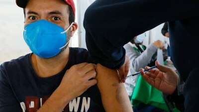 Una persona recibiendo la segunda dosis de una de las vacunas autorizadas contra COVID-19.