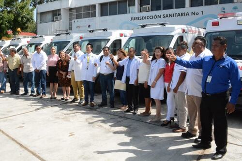 Chetumaleños hacen 'cooperacha' para reparar ambulancias