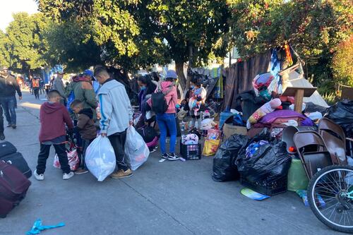 Más de 380 migrantes son desalojados de campamento en Tijuana